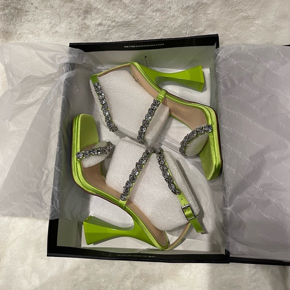 BETSEY JOHNSON CITRON GREEN HEELS 💚 - Picture 9 of 10